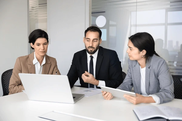 Consultor ISO implementando sistema de gestión en empresa peruana